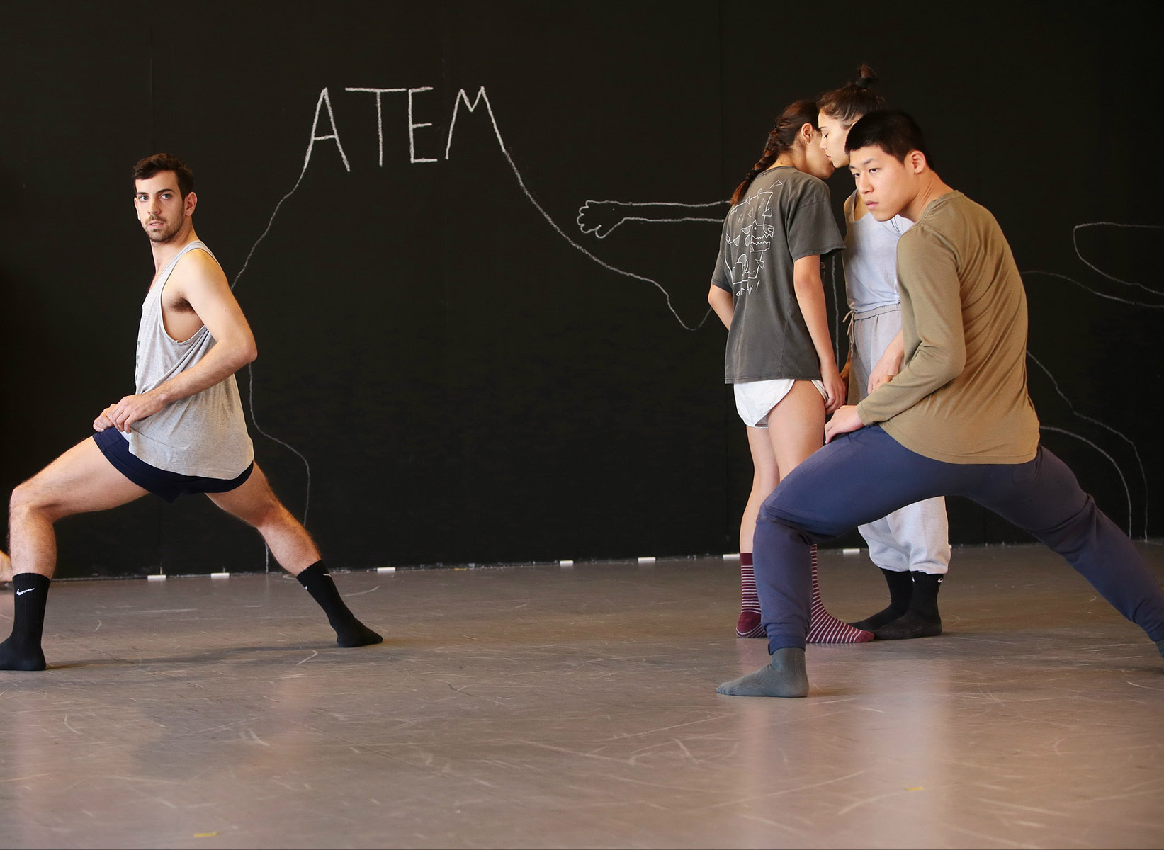 מתוך חזרה ל'וירוס של אוהד נהרין', אנסמבל בת-שבע. קרדיט צילום - אסקף 2