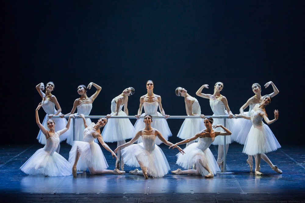 Сцена из балета "Красная Жизель". Фото: Евгений Матвеев