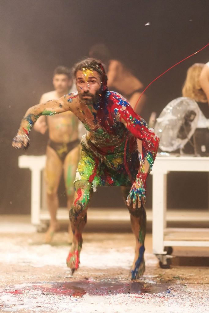 Szene im Rahmen der Probenarbeit zur Theater- und Tanzproduktion " Mount Olympus " , einer 24 stündigen Performance des Künstlers und Theatermachers Jan Fabre mit seiner Company Troubleyn in den Räumen des Theaters der Gruppe " Laboratorium " in Antwerpen / Belgien am Montag, 18.05.2015