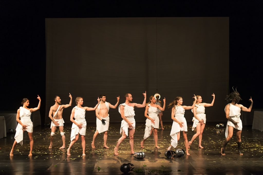 Szene im Rahmen der Theaterprobe zur Theater- und Tanzproduktion " Mount Olympus " , einer 24 stündigen Performance des Künstlers und Theatermachers Jan Fabre mit seiner Company Troubleyn für das Theaterfestival "Foreign affairs" auf der Bühne des Festspielhaus Berlin in Berlin am Montag, 22.06.2015