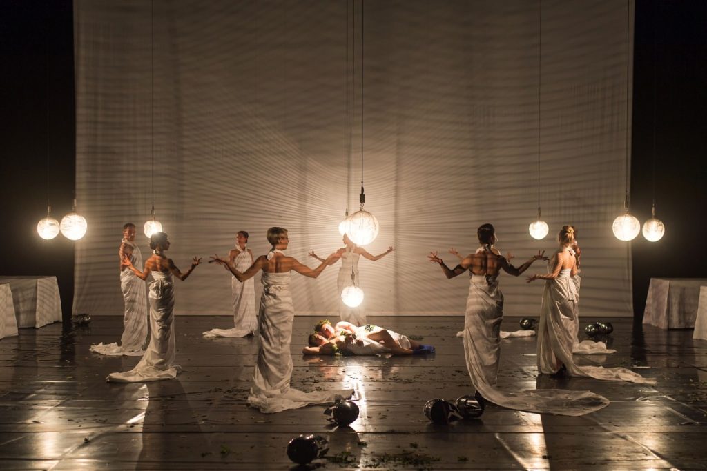 Szene im Rahmen der Theaterprobe zur Theater- und Tanzproduktion " Mount Olympus " , einer 24 stündigen Performance des Künstlers und Theatermachers Jan Fabre mit seiner Company Troubleyn für das Theaterfestival "Foreign affairs" auf der Bühne des Festspielhaus Berlin in Berlin am Montag, 22.06.2015