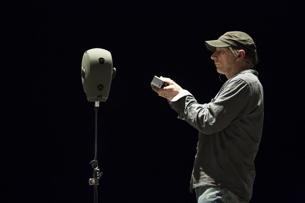 Сцена из спектакля The Encounter. Фото: Gianmarco Bresadola