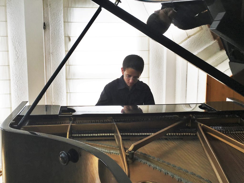 Пианист Амир Рон