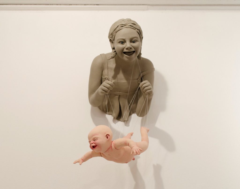 Ронит Баранга «Летающий ребенок», 2016|керамика, акрил|Courtesy of the artist