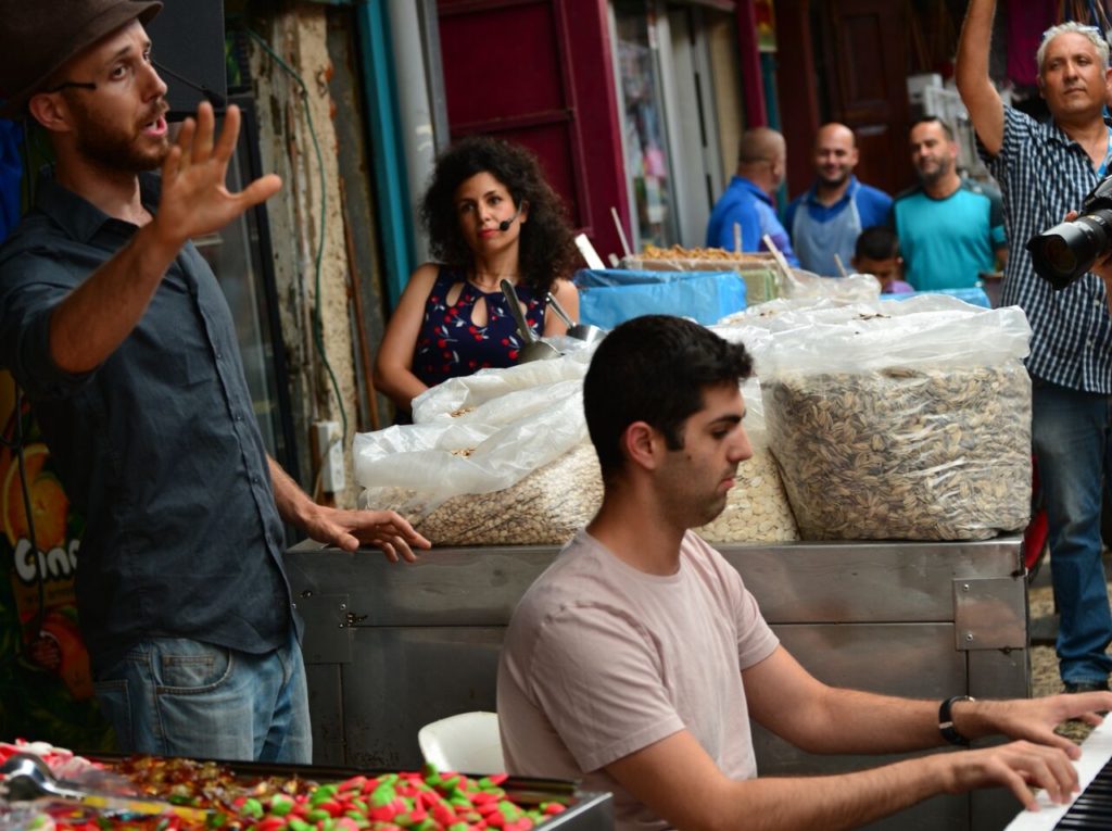 Песни Арика Анйштейна на рынке в Старом Акко в исполнении певцов Яира Полищука и Моран Абулоф. Аккомпаниатор – Эран Захави. Фото - Лена Запасская