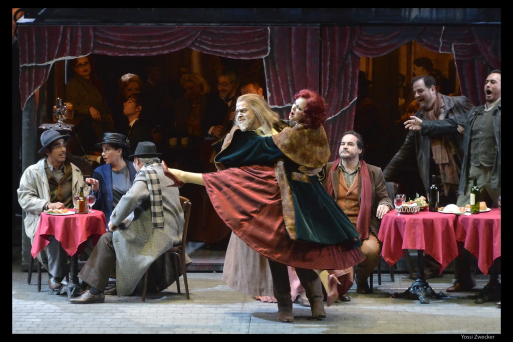 Сцена из оперы "Богема". Фото: Йосси Цвекер