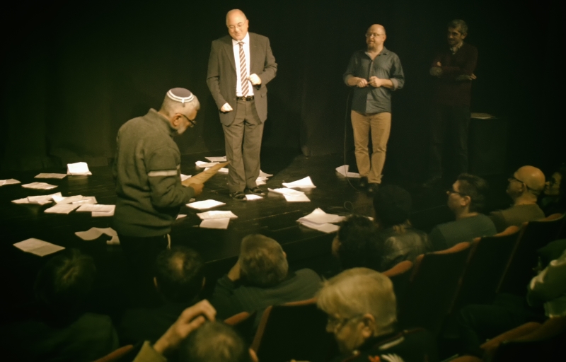 Обсуждение пье.с Справа налево - Александр Каплан, худ. рук. театра Матара; Макс Черноглаз, координатор конкурса; Ариэль Турджеман, директор ариэльского Дворца культуры; один из участников, АлексанФото - Молодежный фотоклуб, Ариэль