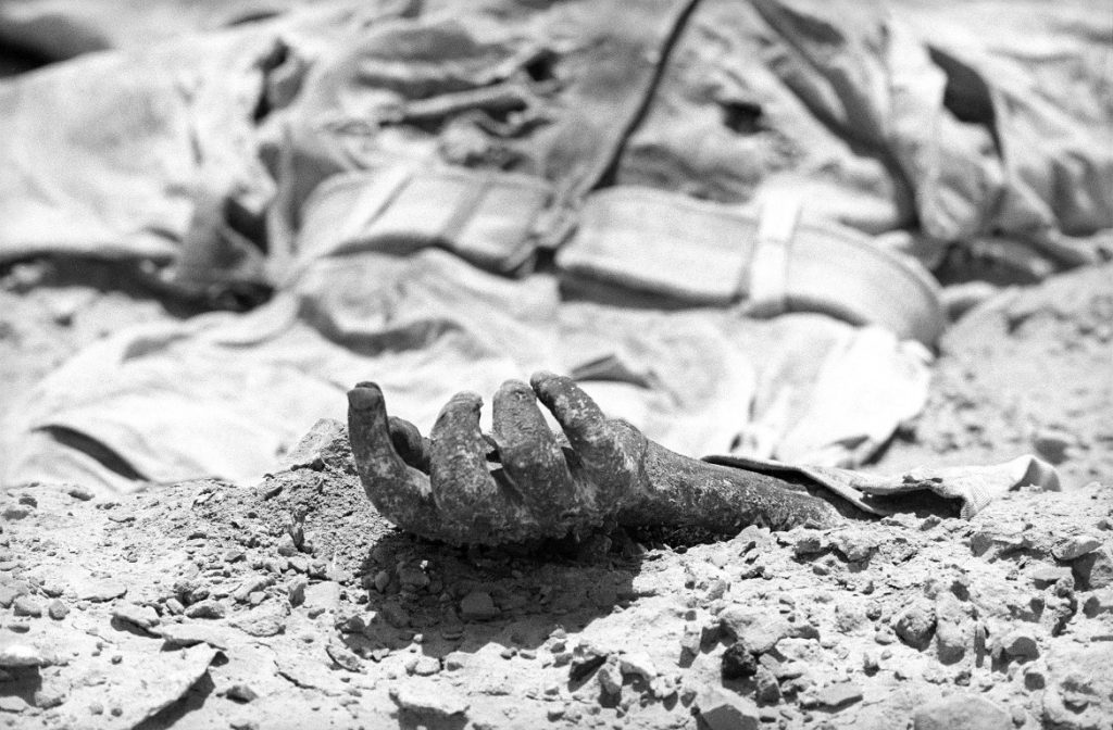  יד של חייל מצרי ממלחמת ששת הימים מבצבצת בחולות סיני / 1971