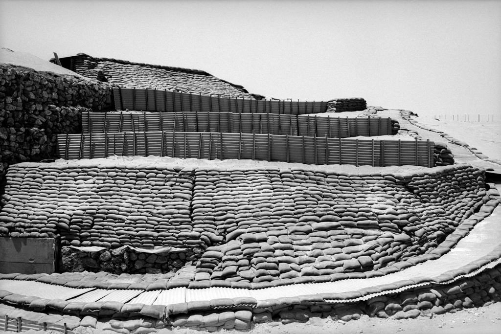 <em> © Михג Бар-Ама מעוז- הקו הראשון של ביצורי התעלה, סיני, 1971 The first line of the Israeli fortifications on the canal, 1971</em>