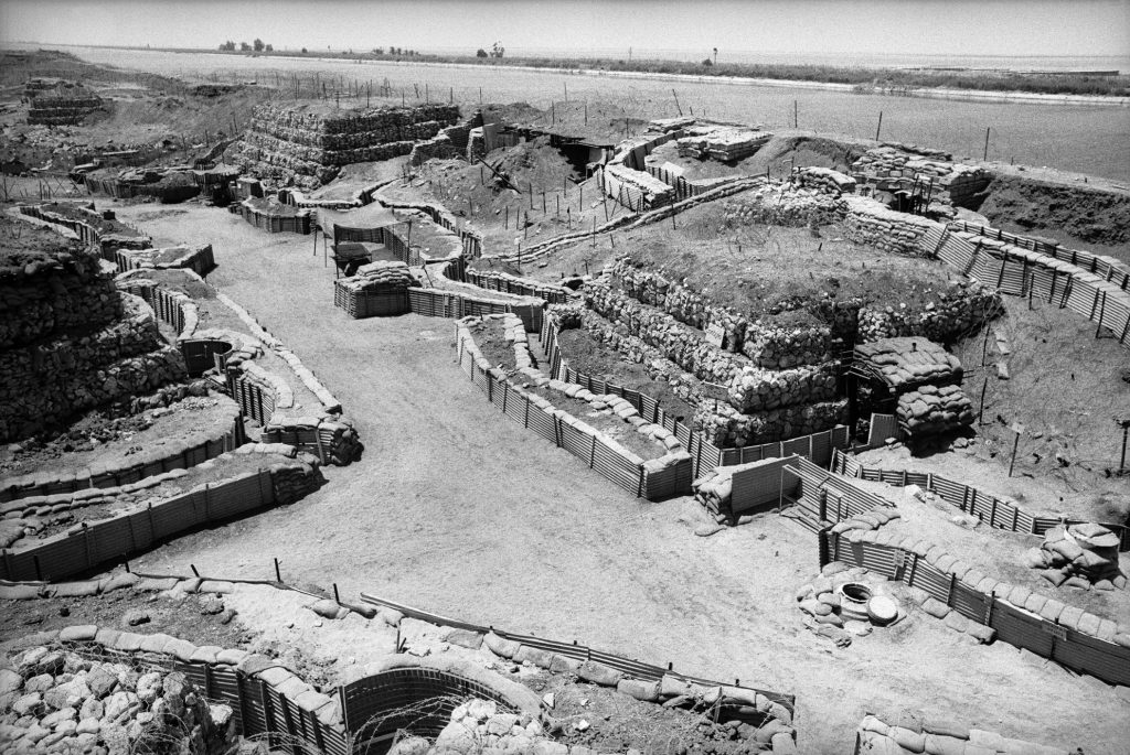 © Миха Бар-Ама מעוז- הקו הראשון של ביצורי התעלה, סיני, 1971 The first line of the Israeli fortifications on the canal, 1971