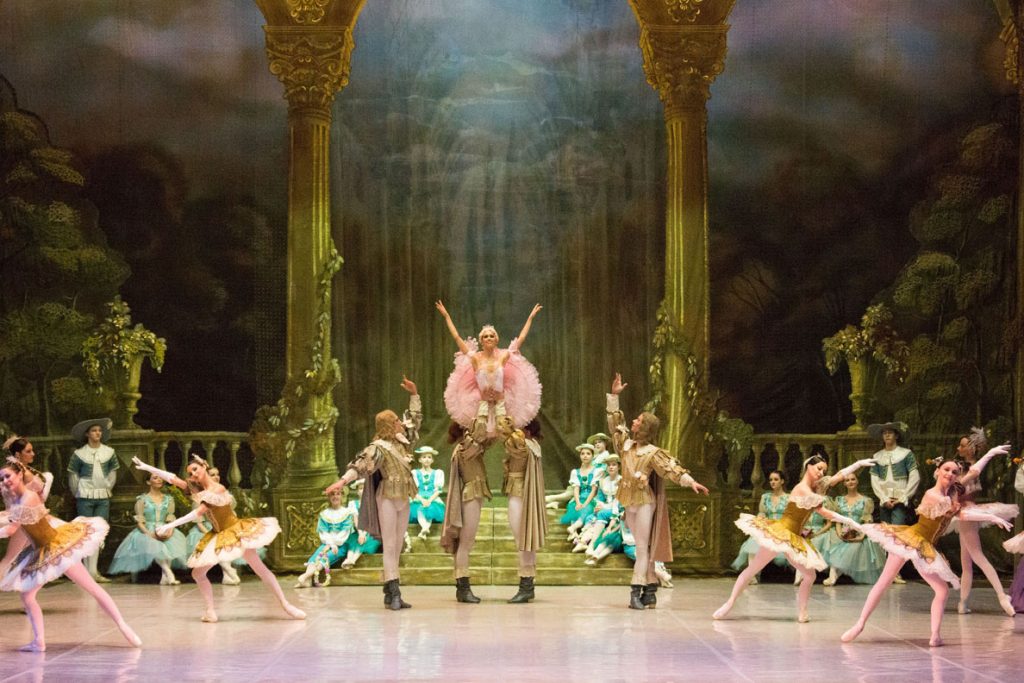 Сцена из балета "Спящая красавица". Фото - М. Логвинов