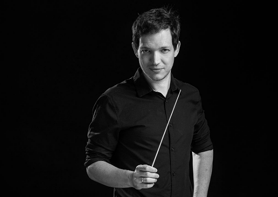 Дирижер Йонатан Кнаан. Фото - © Илья Мельников