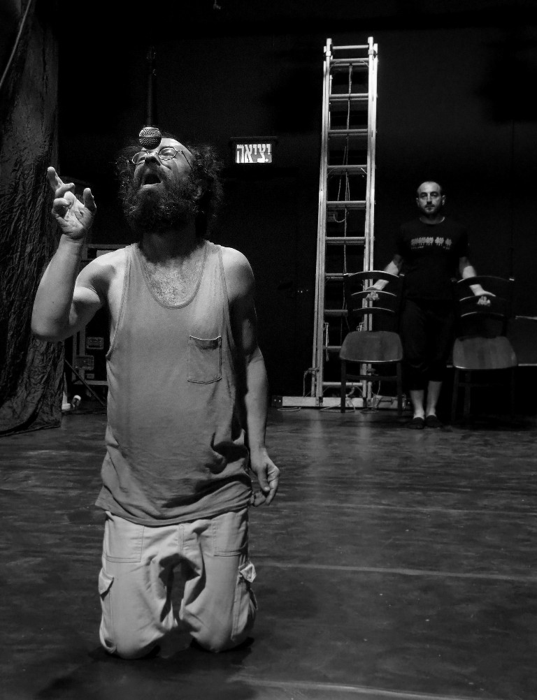 Сцена из спектакля "Свободное падение". Фото © - Аня Гликман