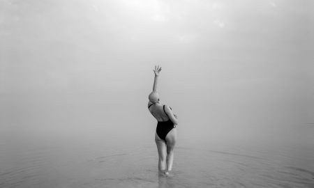 טבע וסביבה, מקום שלישי, סדרות © אלכסנדר ברונפר הקשר האמיץ בין האדם לים המלח, אל מול האסון האקולוגי המאיים על עתידו של אוצר טבע ייחודי זה. עין בוקק, ים המלח, מרץ - אוגוסט 2019