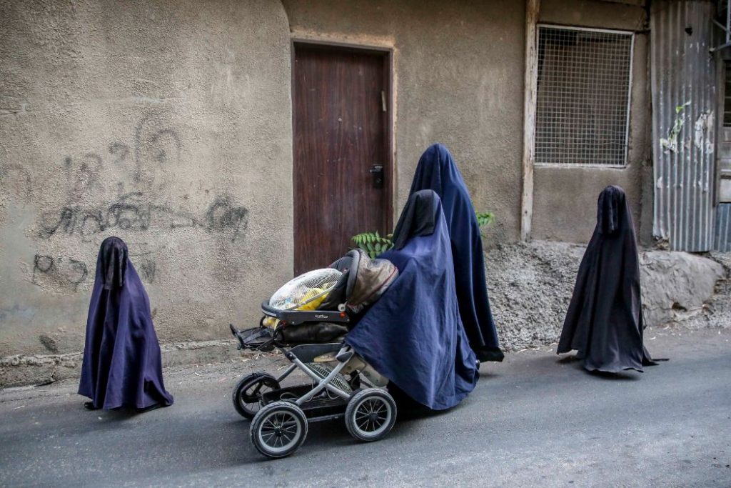 דת ואמונה, מקום שלישי, בודדות © חיים גולדברג, כיכר השבת בנות "משפחת שאלים" ואימן בדרכן חזרה מבית הספר. שכונת מאה שערים, ירושלים, 28 ביולי 2019