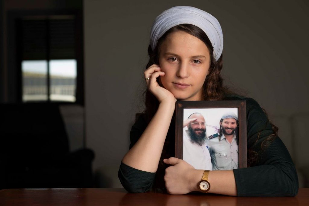 חברה וקהילה, בחירת האוצר, בודדות © אריק סולטן, עבור מקור ראשון אורית מרק אטינגר ימים אחדים לאחר שקמה משבעה על אחיה שלומי ז"ל, שנהרג בתאונת אופנוע שלוש שנים לאחר שאביה, הרב מיכאל מרק ז"ל, נרצח בפיגוע ירי ליד היישוב בית חגי. עותניאל, 11 באפריל 2019