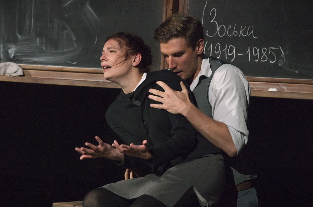 Полина Кузьминская и Владимир Шульев в спектакле "Наш класс". Фото - Елена Кондратова