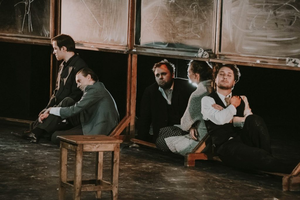 Сцена из спектакля "Наш класс". Фото - © Юлия Губина