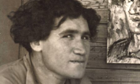 Хаим Атар на фоне автопортрета. Эйн-Харод. Поздние 1930-е. Источник фото - Википедия. https://he.wikipedia.org/wiki/%D7%97%D7%99%D7%99%D7%9D_%D7%90%D7%AA%D7%A8