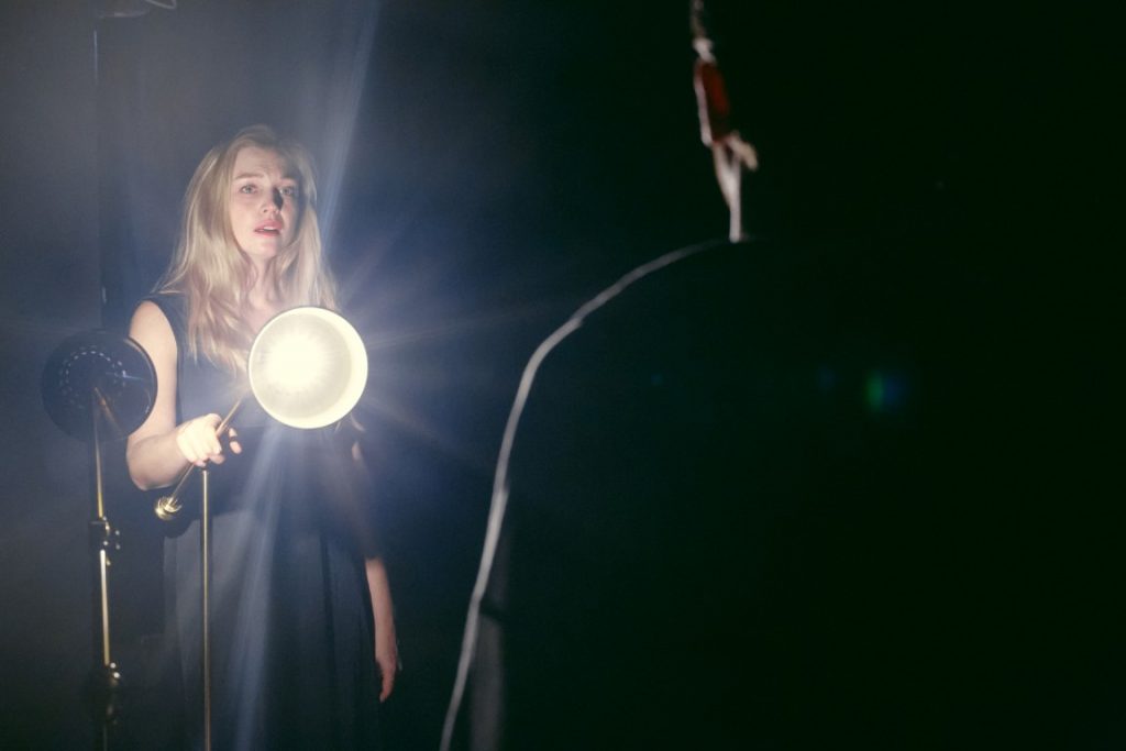 Наталья Гантман в спектакле . Фото - Марк Цо