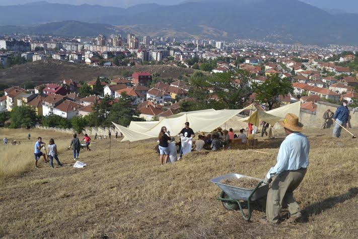 Фото 3 – немецкие волонтеры на восстановительных работах на еврейском кладбище Битолы