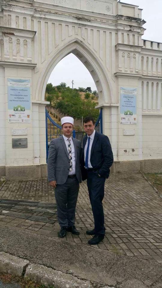 Фото 2 – лидеры местной мусульманской общины помогают в восстановлении еврейского кладбища Битолы. На фото – посол Дан Ориан с муфтием Битолы