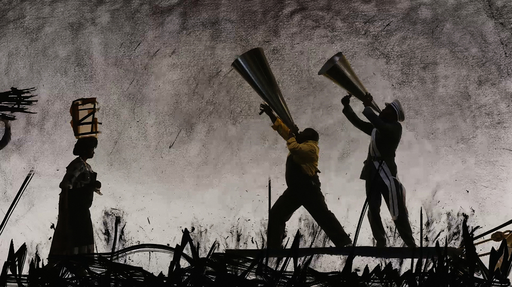 William Kentridge, More Sweetly Play the Dance, 2015. Video still, courtesy of Wendy Fisher & A4 Arts Foundation. Предоставлено пресс-отделом Тель-Авивского музея искусств.