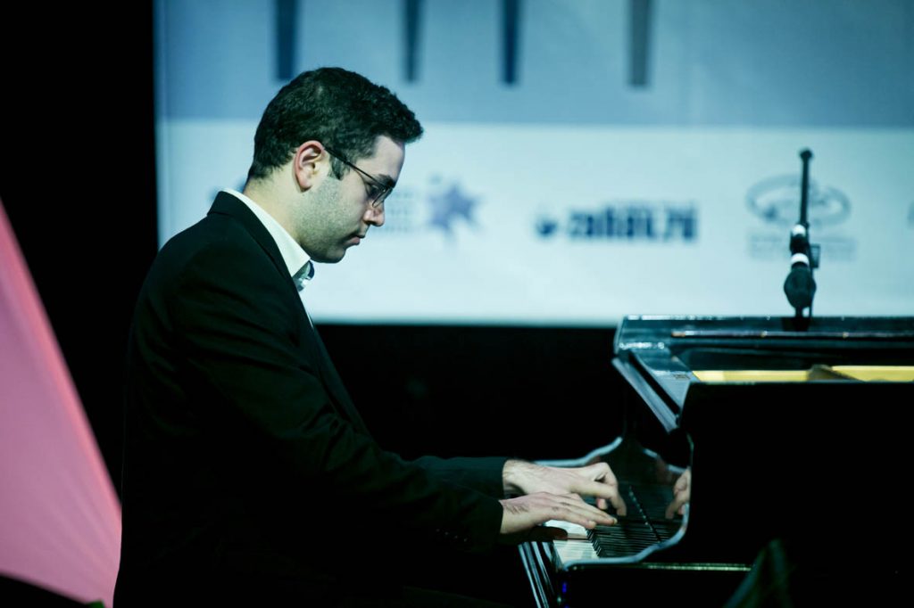 Выступает лауреат первой премии Алон Карив