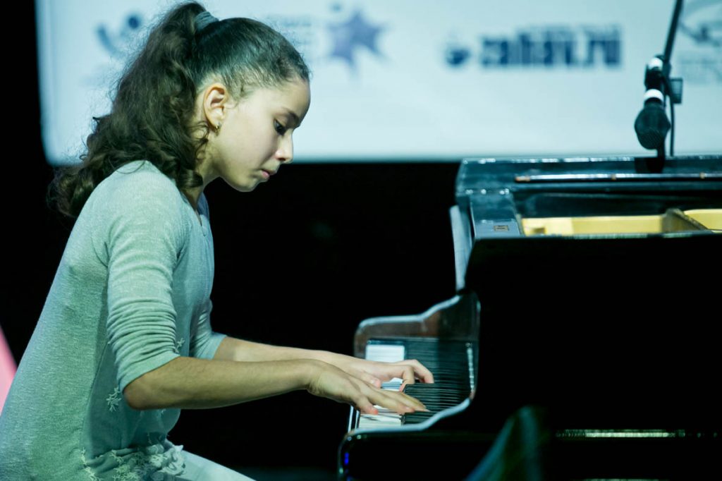 Выступает лауреат первой премии в возрастной группе 12-15 лет Елизавета Гервиц