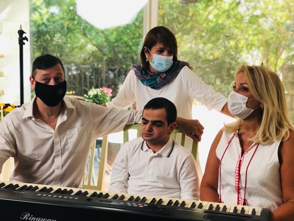 Представители молодой делегации и организации людей с особыми потребностями на концерте в честь марша жизни в Битоле, Македония