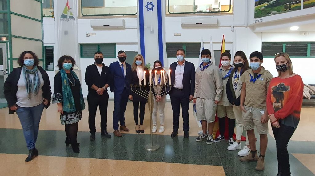 Зажигание ханукального светильника в Битоле, Македония