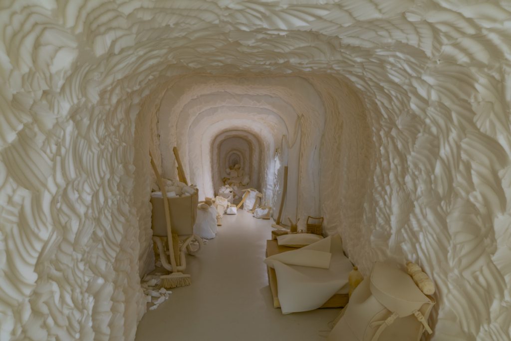 <em>דינה שנהב. מנהרה. צילום הצבה לנה גומון. Дина Шенхав.  "Туннель". Фото - © Лена Гомон</em>