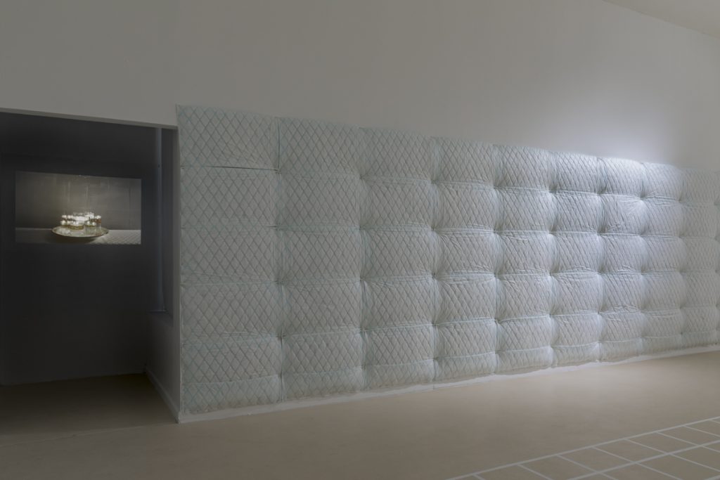 <em>מים עד נפש -דגנית בן אדמון צילום הצבה לנה גומון. Дганит Бен Амон. "Объяли меня воды". Фото - © Лена Гомон.</em>