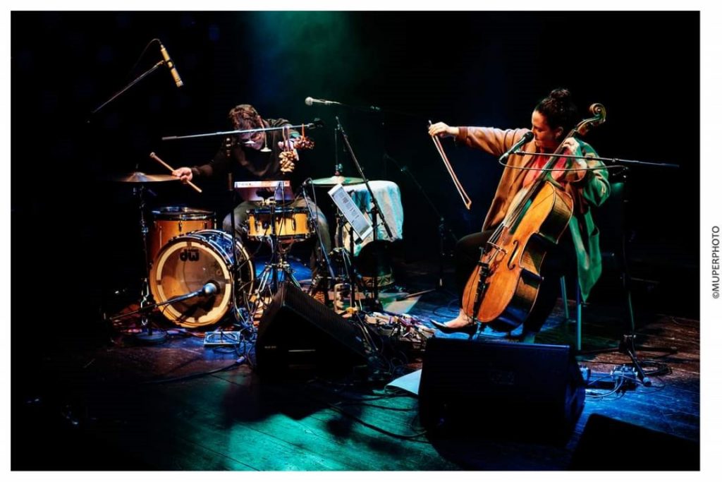 Дуэт виолончелистки Майи Бельзицман и барабанщика Матана Эфрата. © MUPERPHOTO