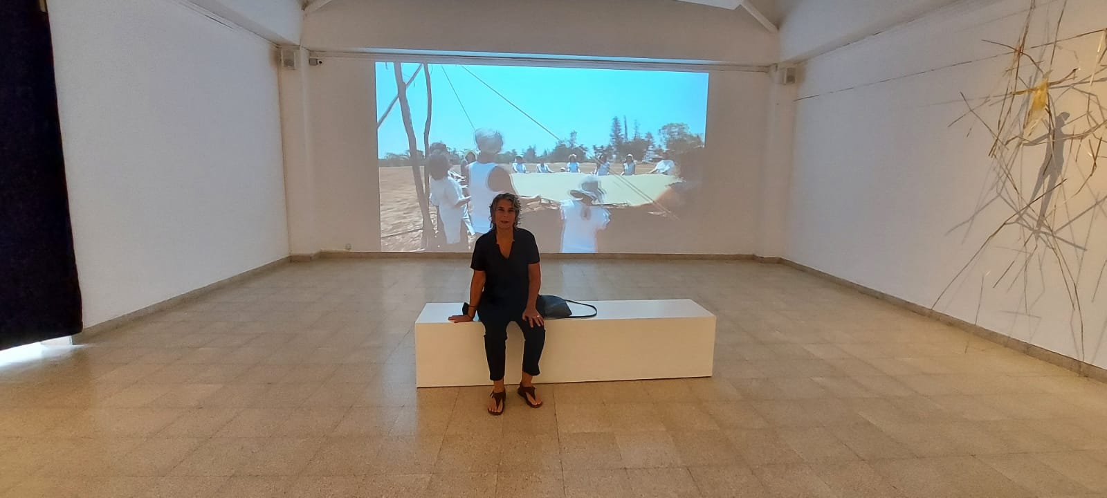 Ноа Раз Меламед на фоне своей работы