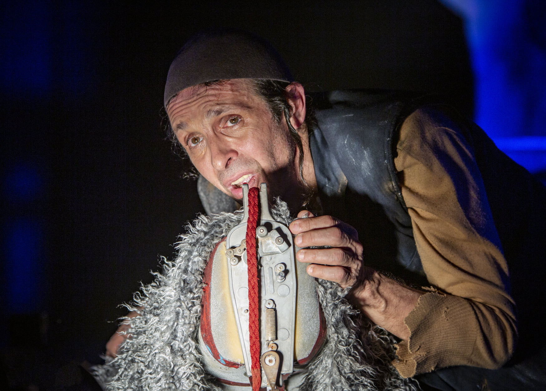 Сцена из спектакля "Заколдованный Портной" - © Александр Ханин