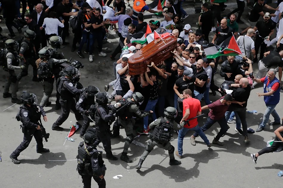 מקום ראשון חדשות, בודדות – מאיה לוין פרס הדמוקרטיה, "שומרים" – המרכז לתקשורת ודמוקרטיה שוטרים מתעמתים עם אבלים הנושאים את ארונה של שירין אבו עאקלה, עיתונאית אל־ג'זירה שנהרגה במהלך מבצע צבאי בג'נין. ירושלים, 13 במאי 2022