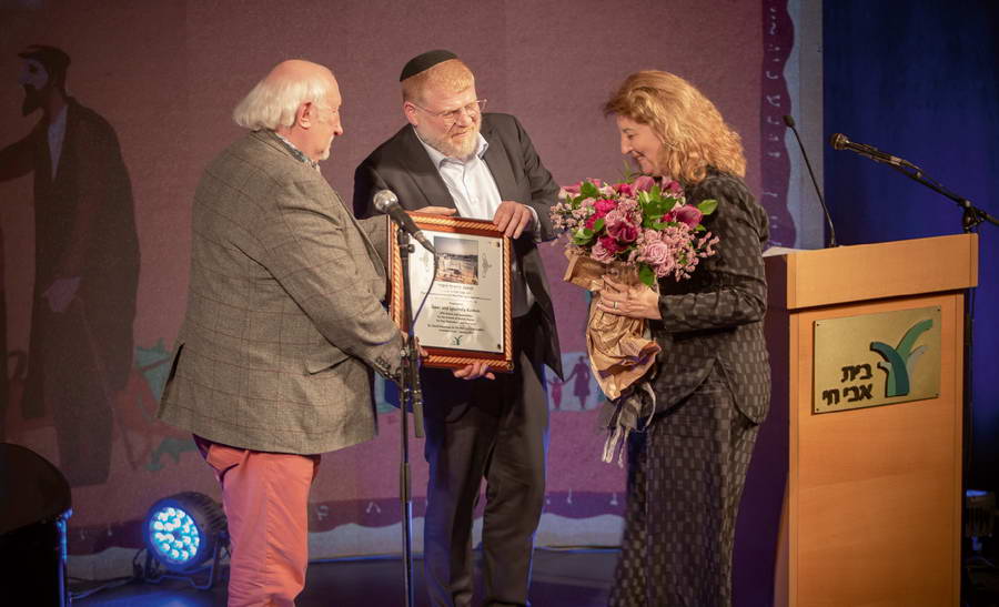 Давид Розенсон, коллекционеры Исаак и Людмила Кушнир во время торжественного открытия выставки