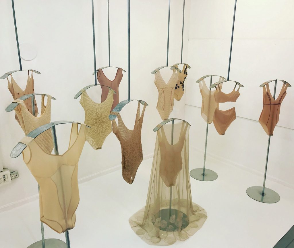 דנה פלד, עור שני, 2018, סיליקון ובדי רשת. צילום-דנה פלד. Дана Пелед, "Вторая кожа", 2018, ткани силикон и сетка. Фото Даны Пелед