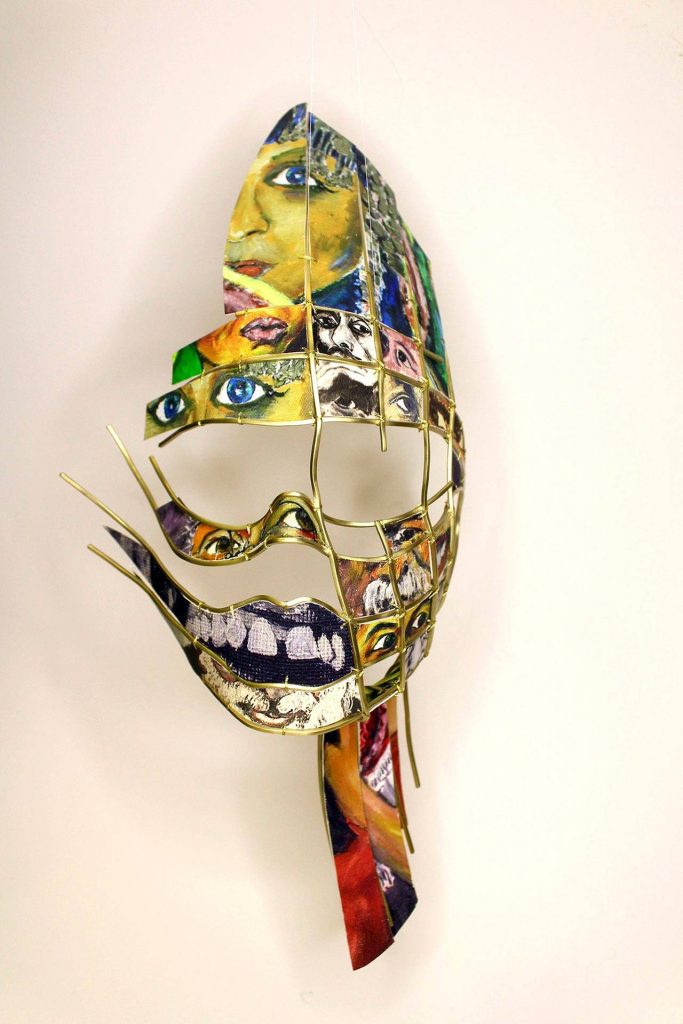 עומרי גורן, מסיכה, 2022, מוטות פליז בציפוי זהב 18 קראט ושיבוץ שברי ציורים מודפסים על בד. צילום-גילי קאטי