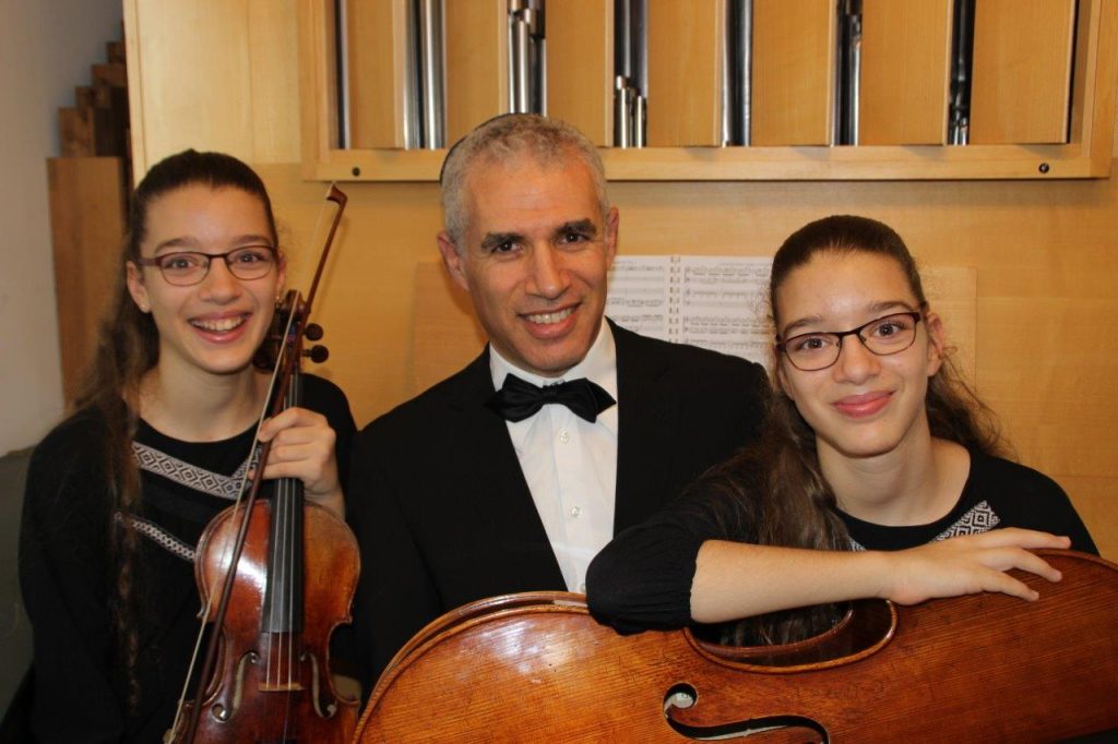 Доктор Юваль Рабин со своими 15-летними дочерьми-близнецами - скрипачкой Гефен и виолончелисткой Тхелет. Фото из семейного альбома