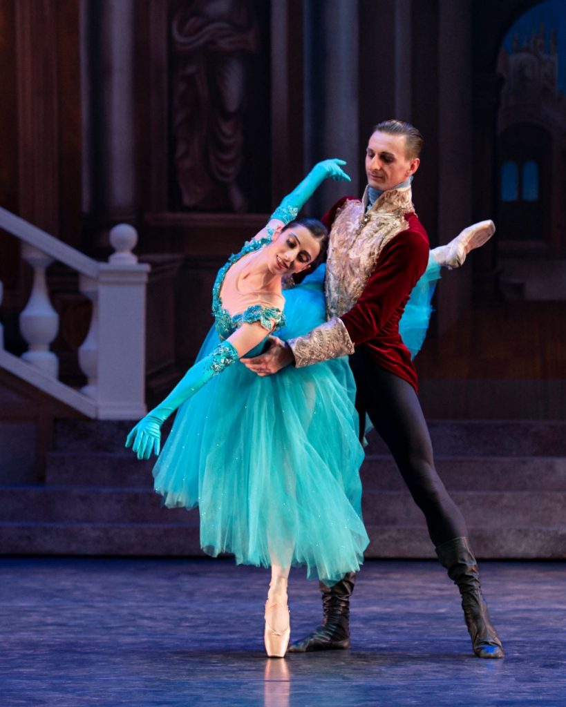 Сцена из "Золушки" Израильского балета. Фото - © Ирина Ташлицкая