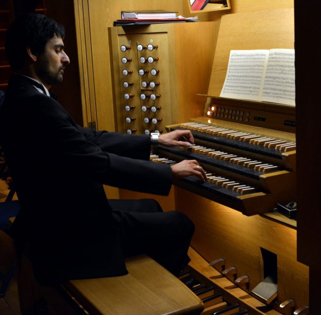 Органист Бори Зубин. Фото © Борис Бриль