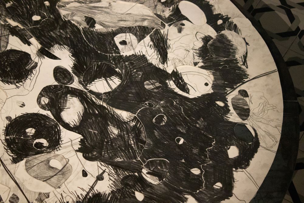 טמיר חן, תפוחי השד, 2024, רישום גרפיט על נייר, קולאז', שעווה. צילום- טמיר חן