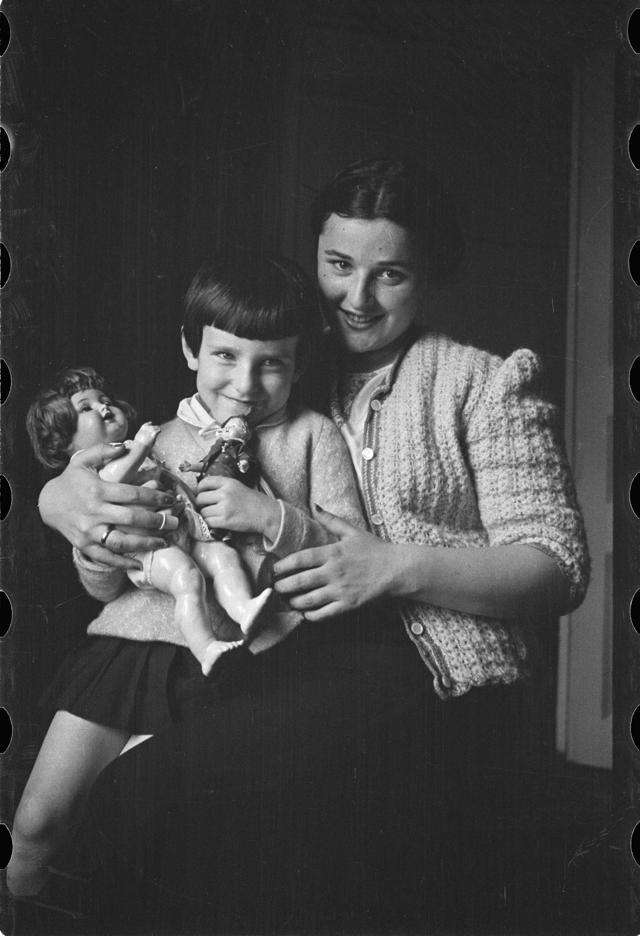 Яков Хенкин. Мать и сын. Ленинград, 1930-е годы. Henkin Brothers Archive