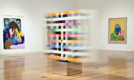 יעקב אגם ומנשה קדישמן מעבר לנגלה מראה הצבה במוזיאון אגם צילום שי בן אפרים