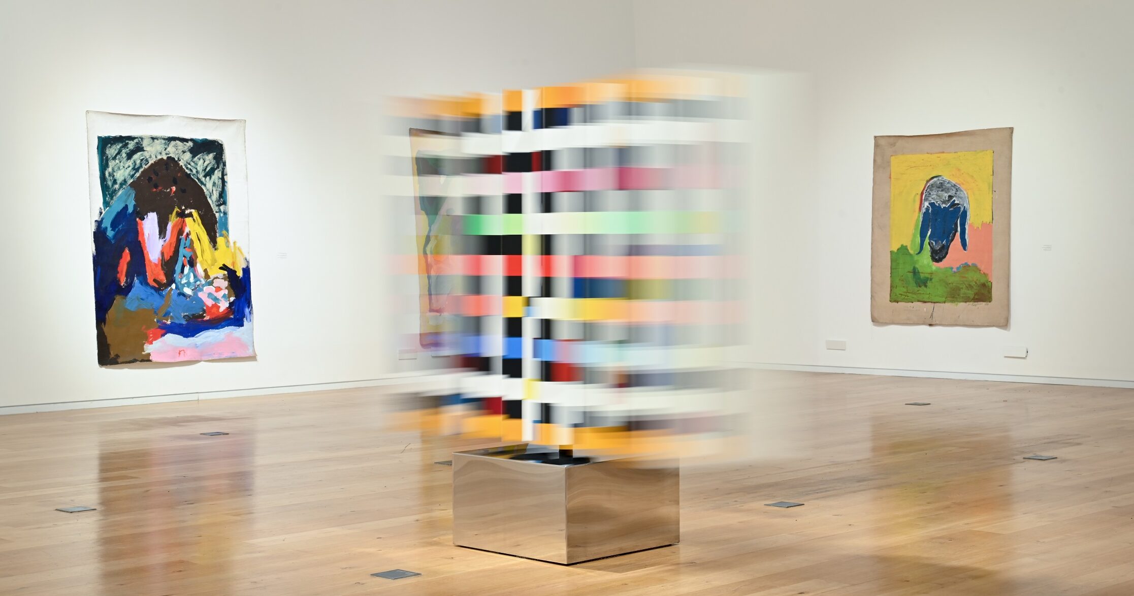 יעקב אגם ומנשה קדישמן מעבר לנגלה מראה הצבה במוזיאון אגם צילום שי בן אפרים