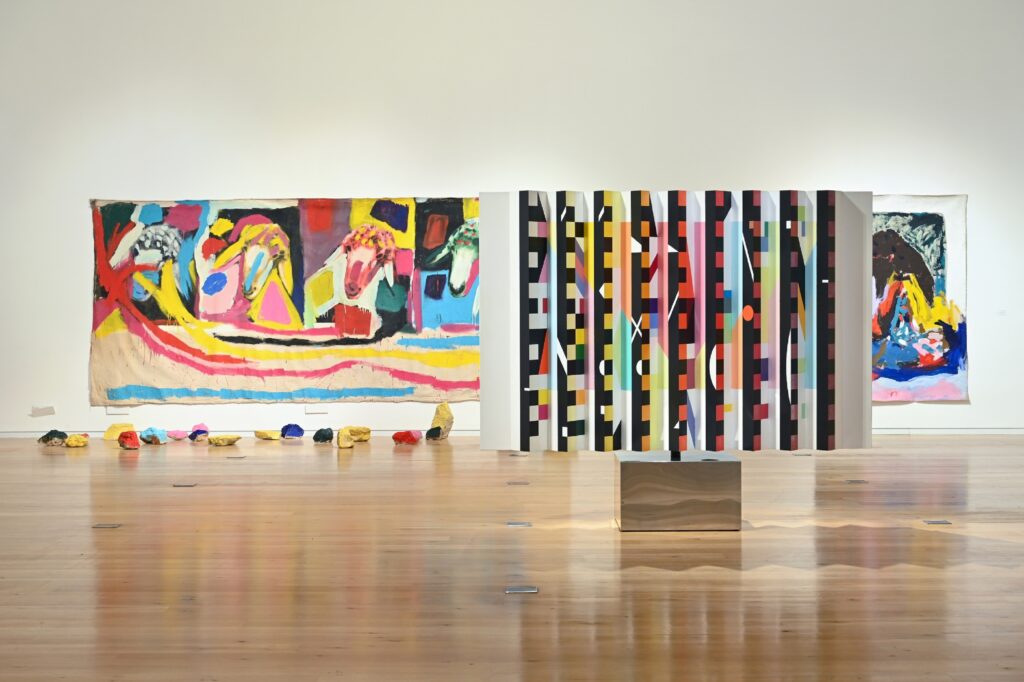 Яаков Агам и Менаше Кадишман. «По ту сторону явного». Вид экспозиции в Музее Агам. Фото: Шай Бен Эфраим.