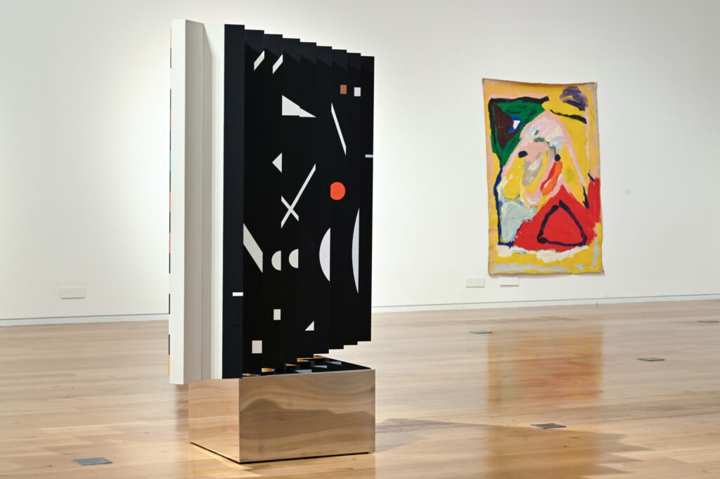 Яаков Агам и Менаше Кадишман. «По ту сторону явного». Вид экспозиции в Музее Агам. Фото: Шай Бен Эфраим.