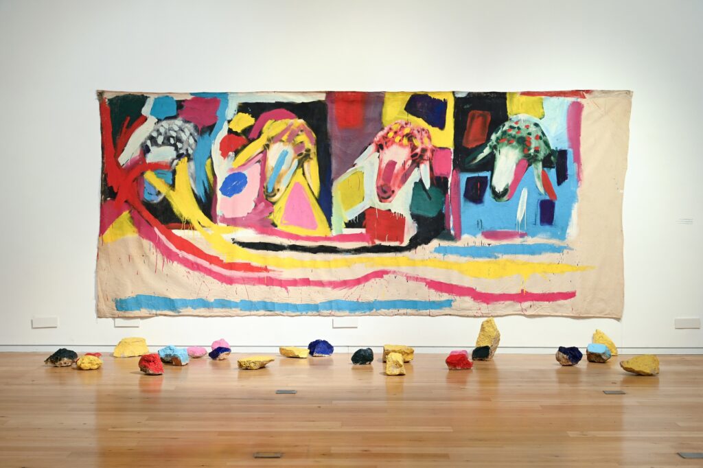 Менаше Кадишман. «Четыре головы и полосы внизу», начало 1980-х. Фото: Шай Бен Эфраим.